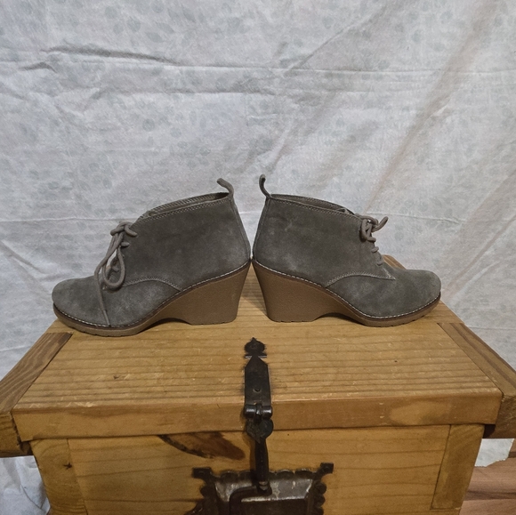 💰4 for 15💰 White Mountain Gray Suede Wedge Boots - Picture 3 of 5